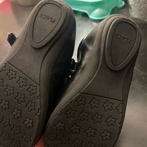 Lightly worn cute girls flats size 12.